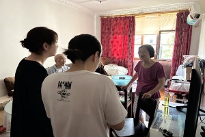 关心老人.jpg